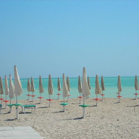 Hotel Chiaraluna Чивитанова-Марке Экстерьер фото