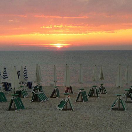 Hotel Chiaraluna Чивитанова-Марке Экстерьер фото