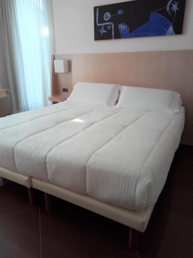 Hotel Chiaraluna Чивитанова-Марке Экстерьер фото
