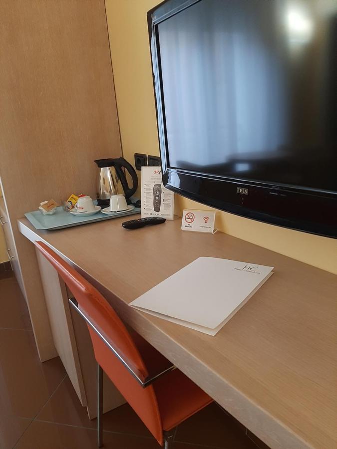Hotel Chiaraluna Чивитанова-Марке Экстерьер фото