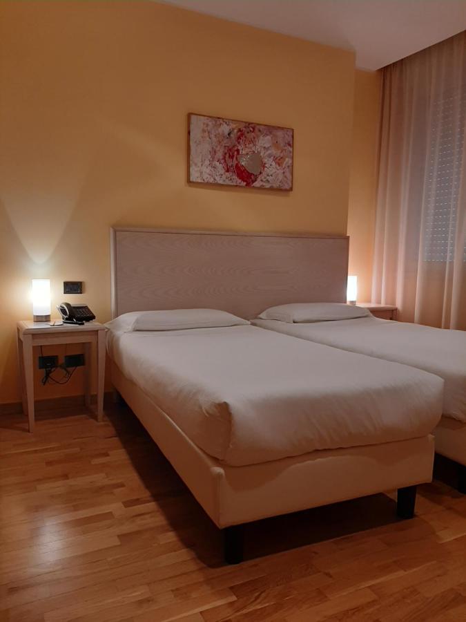 Hotel Chiaraluna Чивитанова-Марке Экстерьер фото