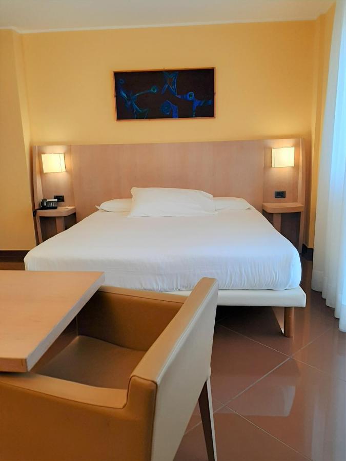 Hotel Chiaraluna Чивитанова-Марке Экстерьер фото