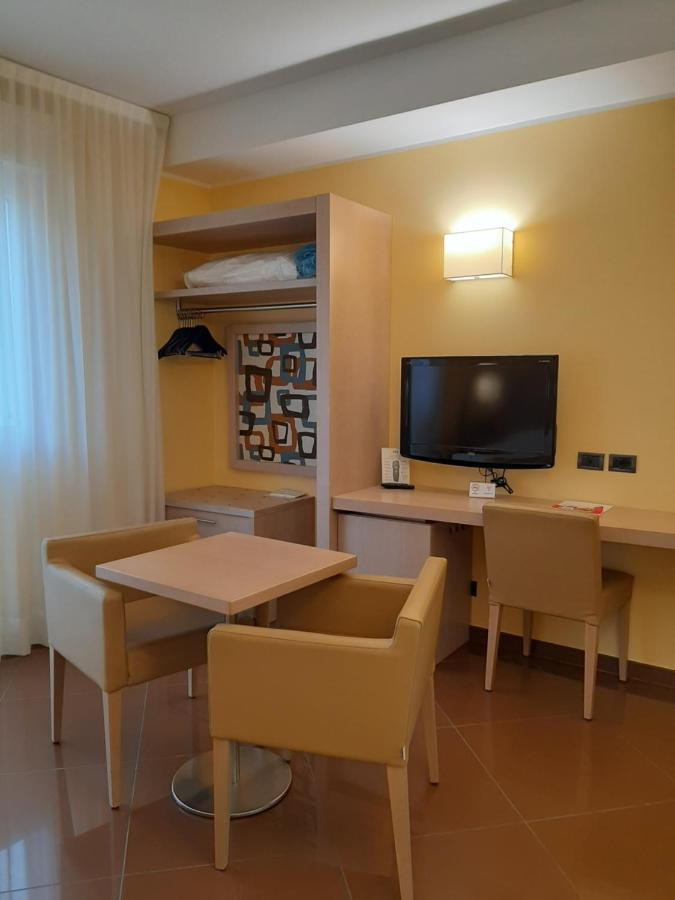 Hotel Chiaraluna Чивитанова-Марке Экстерьер фото