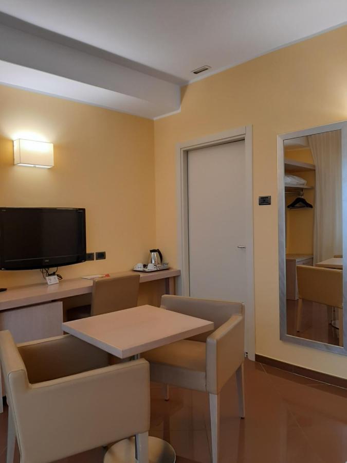 Hotel Chiaraluna Чивитанова-Марке Экстерьер фото