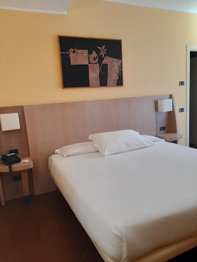 Hotel Chiaraluna Чивитанова-Марке Экстерьер фото