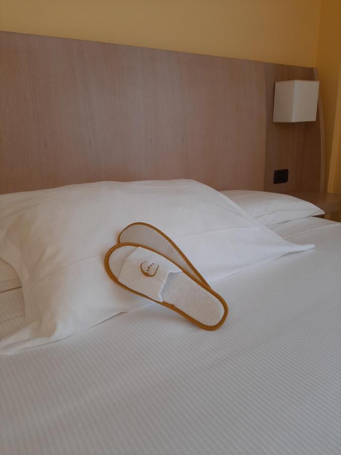 Hotel Chiaraluna Чивитанова-Марке Экстерьер фото