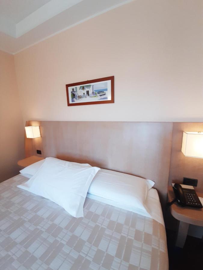 Hotel Chiaraluna Чивитанова-Марке Экстерьер фото